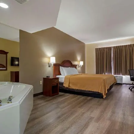 Econo Lodge Inn & Suites Отели в г. Флоувуд