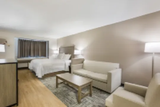 Red Roof PLUS+ & Suites Savannah - I-95