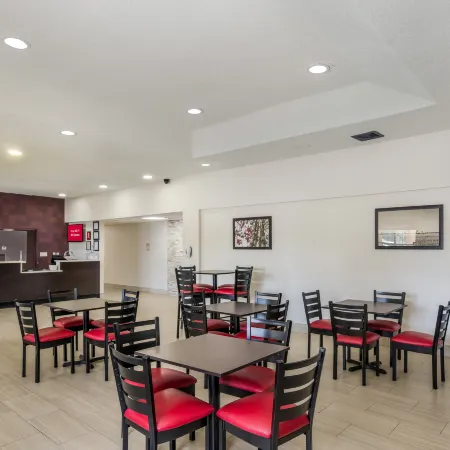 Red Roof PLUS+ & Suites Savannah - I-95