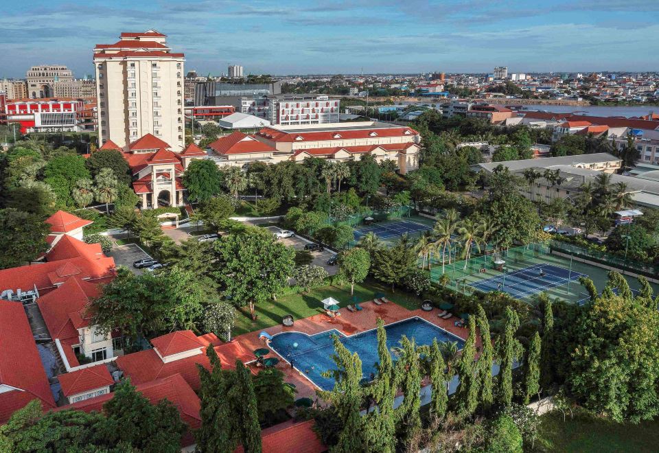 1. 소피텔 프놈펜 ..