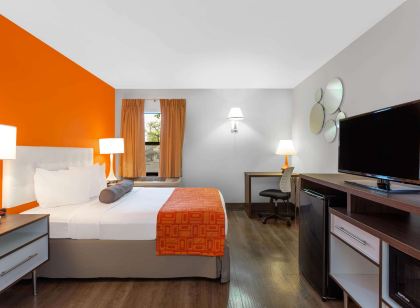 Howard Johnson by Wyndham Waukegan Great Lakes