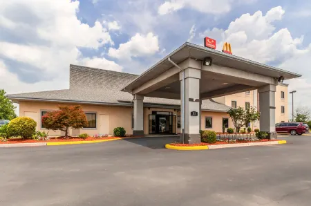 Econo Lodge Inn & Suites Middletown - Winchester South Отели в г. Опеквон