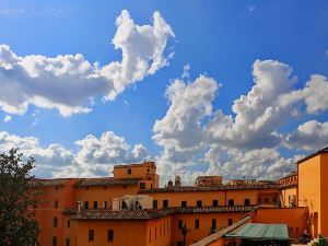 特雷維羅馬套房旅館