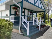Super 8 by Wyndham Gananoque        Country Squire Resort Hotel a Leeds and the Thousand Islands