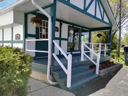 加納諾克/鄉紳度假村溫德姆速 8 飯店