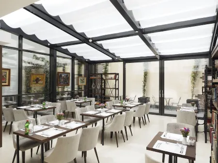 Envoy Hotel Отели рядом с достопримечательностью «Здание Старого дворца в Белграде»