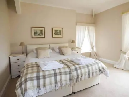 East Wing Отели рядом с достопримечательностью «Восток Ламбрук Манор Гарденс»