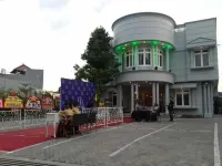 Sisingamangaraja Guest House Semarang Hotell i Kaliwiru