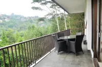 Tulip Hill View Villa 5 Bedrooms with a Private Swimming Pool فنادق في Cimenyan