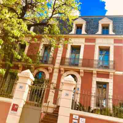 Hotel des Arceaux Hotel Exterior