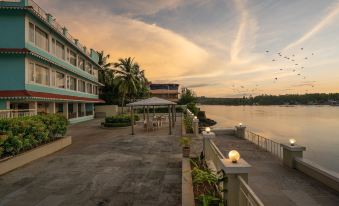 Indy Waterfront Resort