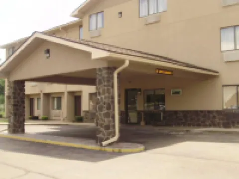 Quality Inn & Suites Warren Hotels in Warren