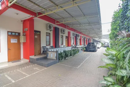 RedDoorz Near Ipdn 2 Отели рядом с достопримечательностью «Stadion IPDN»