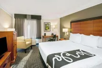 La Quinta Inn & Suites by Wyndham San Antonio Airport