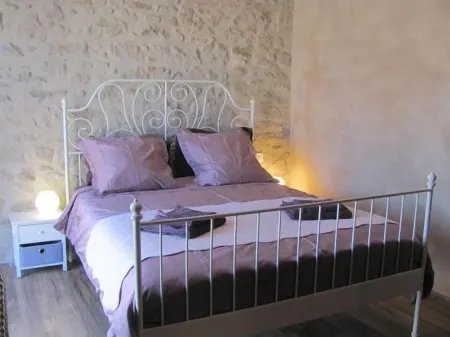 Au Pied du Figuier Отели в г. Шалабр