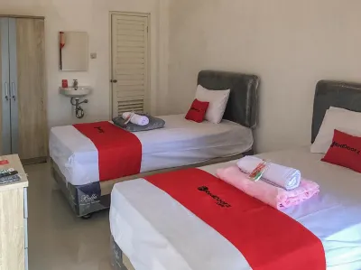 RedDoorz near RS Mitra Keluarga Waru Hotels in Waru