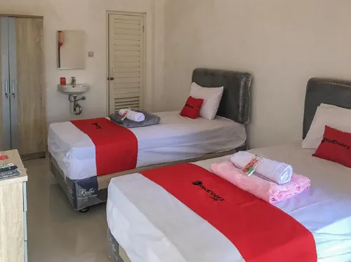 RedDoorz Near RS Mitra Keluarga Waru