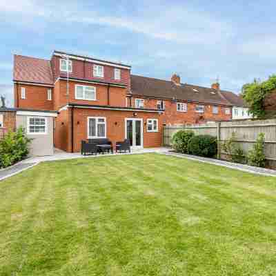 Maple Lodge Hotel Exterior