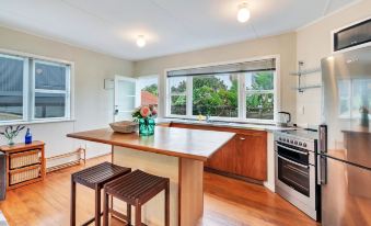 Sunny Grey Lynn Holiday Home