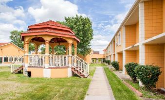 Quality Inn & Suites Kansas City - Independence I-70 East