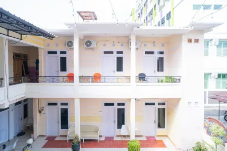 RedDoorz Syariah @ Aura Homestay Отели в г. Понорого