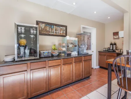 Lincoln Inn Fredericton Отели рядом с достопримечательностью «Университет Нью Брансуик»