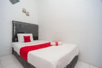 RedDoorz Syariah at Jalan Wayhitam Palembang Hotels in Demang Lebar Daun