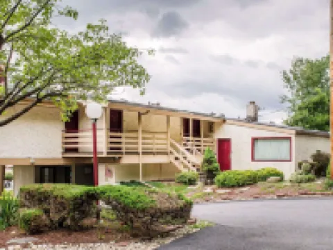 Econo Lodge Hotels in South Abington Township