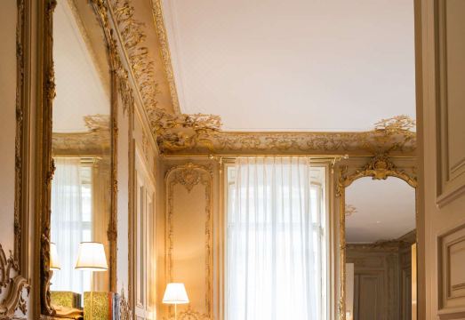 파리 호텔 로비의 고급스러운 모습