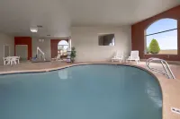 Howard Johnson by Wyndham Holbrook - Pools
