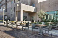 Dedeman Bostanci Istanbul Hotel & Convention Center Các khách sạn gần Maltepe University Faculty of Engineering and Natural Sciences