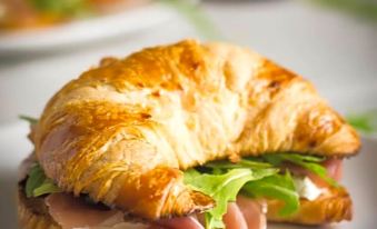 Cadmore Lodge Bed & Breakfast - Housity