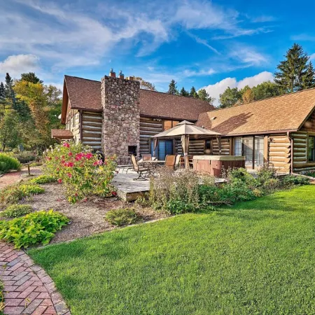 Soak, Relax & Explore! Log Cabin on the Wolf River