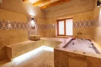 Canyon Cave Hotel - Hot Tub