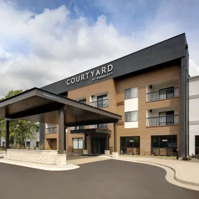 Courtyard Grand Rapids Airport Отели рядом с достопримечательностью «Колледж Келвин»