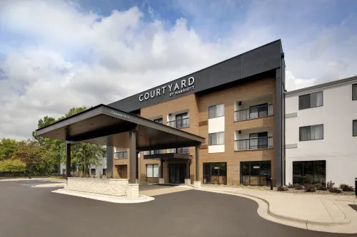 Courtyard Grand Rapids Airport - parking
