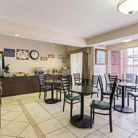 MainStay Suites Texas Medical Center/Reliant Park Отели рядом с достопримечательностью «Станция скоростного трамвая "Драйден/ТМС"»