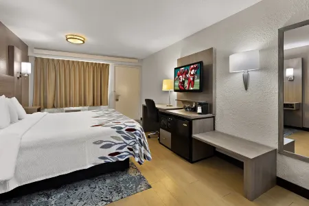 Red Roof Inn Cleveland - Westlake Отели рядом с достопримечательностью «Cara's Boutique»