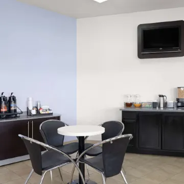 Super 8 by Wyndham Dunnigan