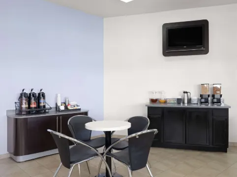 Super 8 by Wyndham Dunnigan