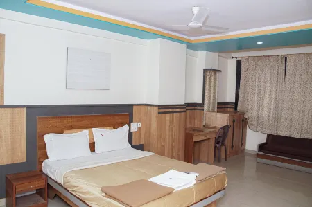 Hotel Z Square Отели в г. Мормугао