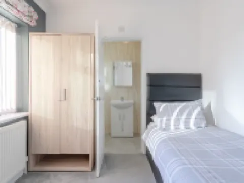 Family Room with Private Bathroom Hotels in Edgware