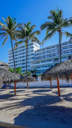 Tropicana Hotel Puerto Vallarta Отели рядом с достопримечательностью «Los Muertos Beach Pier»