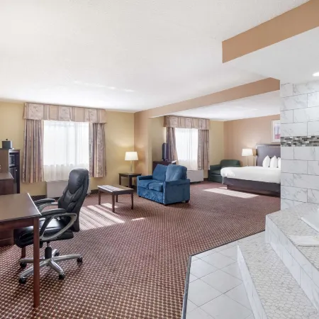Quality Inn & Suites Bloomington University Area