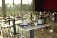 Brit Hotel Vannes - Theix Golfe du Morbihan فنادق في Ambon