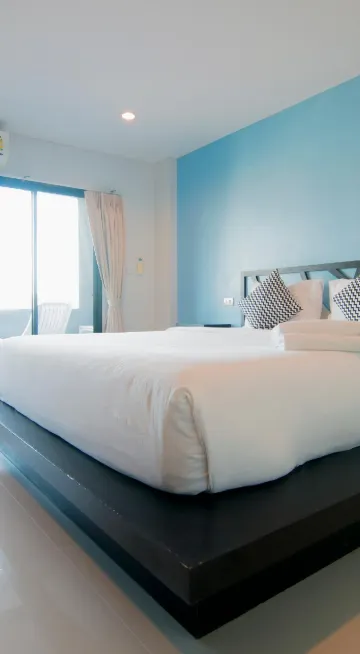 ห้องพร้อมระเบียงวิวเมือง(เตียงใหญ่)