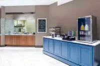 查爾斯頓/芒特普林森希爾頓花園飯店 - 早餐