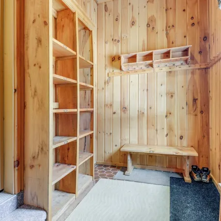3 min to Mt Snow & FREE Shuttle! Family-Size fun, Wood Fireplace, Arcades.