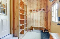 3 min to Mt Snow & FREE Shuttle! Family-Size fun, Wood Fireplace, Arcades.