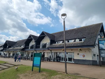 Willen Lodge Отели рядом с достопримечательностью «Галливерс Ленд Тем Парк Резорт»